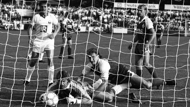 Ein historisches schwarz-weiß-Bilder einer Partie des VfL Wolfsburg gegen SV Werder Bremen.
