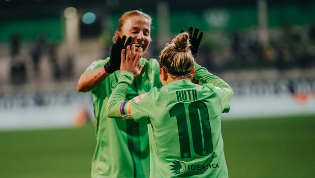 VfL-Wolfsburg-Spielerinnen Lynn Wilms und Svenja Huth klatschen sich ab.