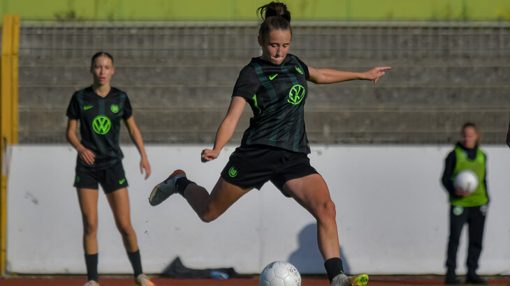 Eine U20-Spielerin des VfL Wolfsburg holt zum Tritt gegen den Ball aus.