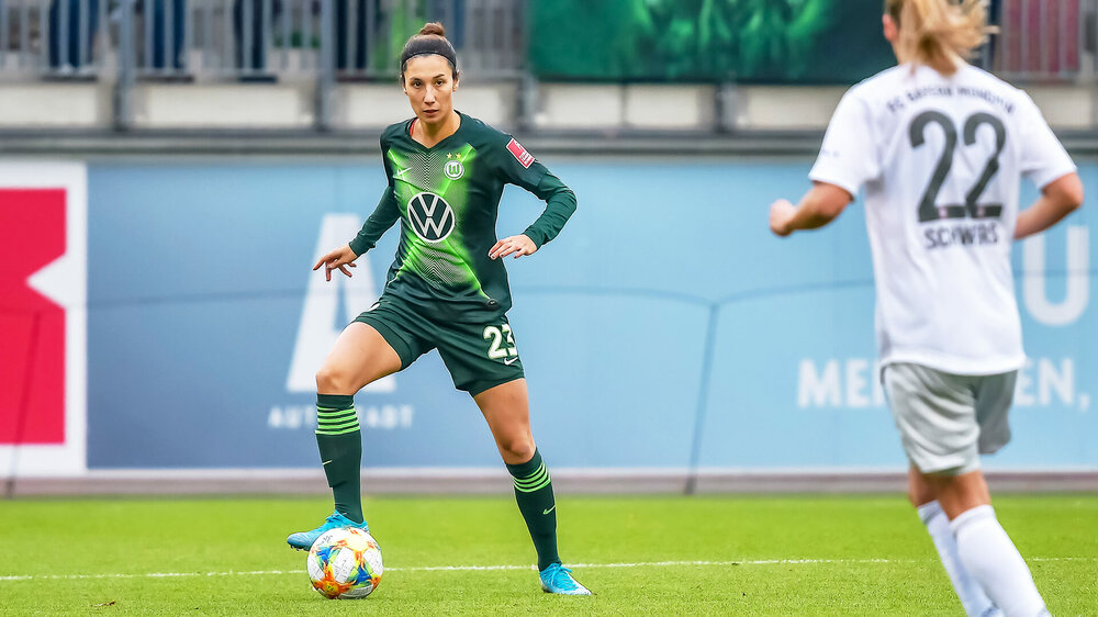 Sara Dooroun nimmt den Ball im Heimspiel gegen Bayern an.