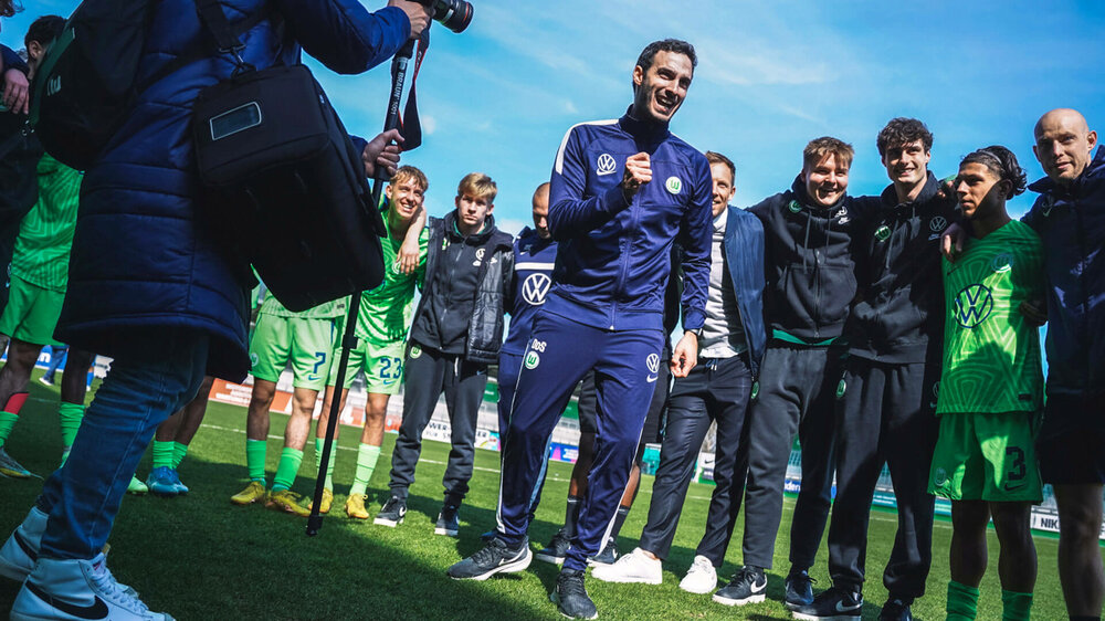 Die U-17 des VfL-Wolfsburg posieren für ein Gruppenfoto.