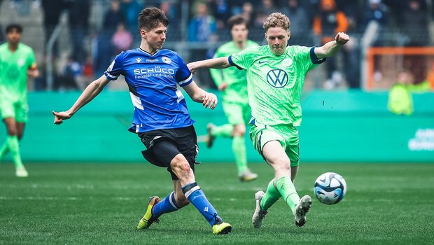 VfL-Wolfsburg-Nachwuchsspieler Oskar Prokopp im Zweikampf mit einem Gegenspieler.
