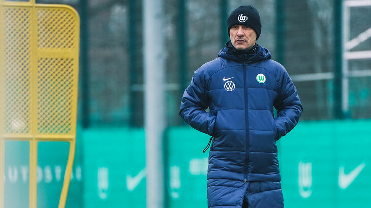 VfL-Wolfsburg-Trainer Niko Kovac geht beim Training über den Platz.