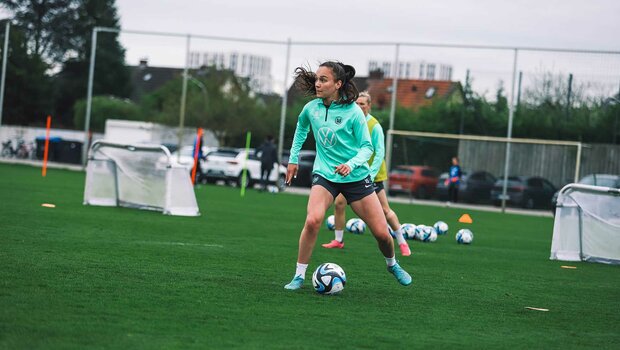 Die VfL-Wolfsburg-Spielerin Diana Nemeth bei einer Ballübung im Training.