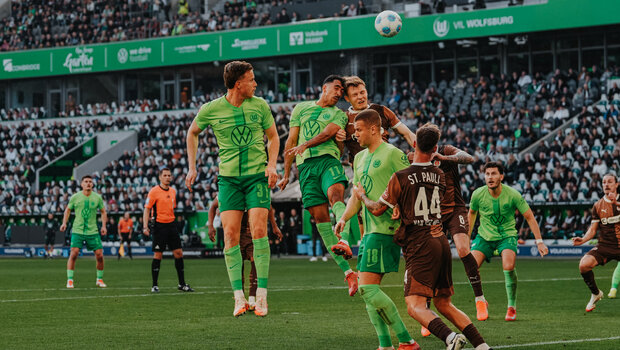 VfL-Wolfsburg-Spieler Tiago Tomas springt für einen Kopfball in die Höhe.