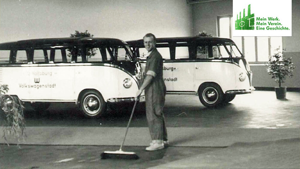 Schwarz-weiss Fot von Günther Leich aus den 50er-Jahren in einem VW-Autohaus. 