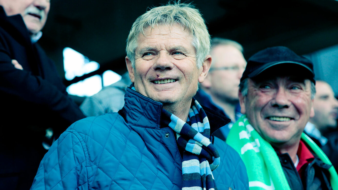 Der ehemalige VfL Wolfsburg Spieler Fredi Rotermund besucht zwischen anderen Fans das Stadion.