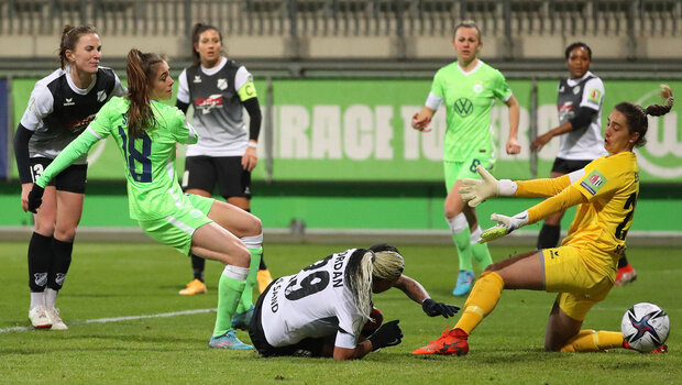 Wölfin Joelle Smits schießt den Ball auf das Tor, vorbei am Torwart der gegnerischen Mannschaft aus Sand.