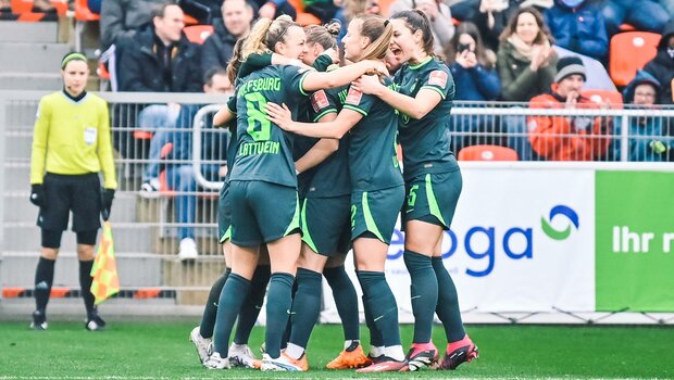 Die Spielerinnen des VfL Wolfsburg umarmen sich und bejubeln ihren Treffer.