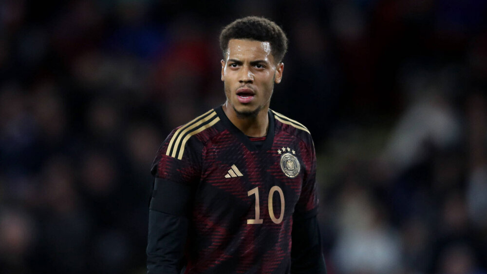 Der VfL Wolfsburg-Spieler Felix Nmecha im DFB-Trikot.