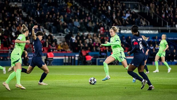 VfL-Wolfsburg-Spielerin Jill Roord am Ball im Spiel gegen PSG.