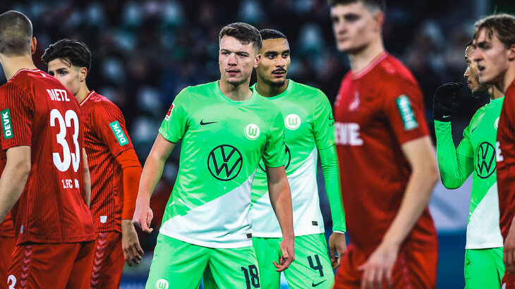 VfL-Wolfsburg-Spieler Dzenan Pejcinovic mit Mit- und Gegenspielern im Strafraum.