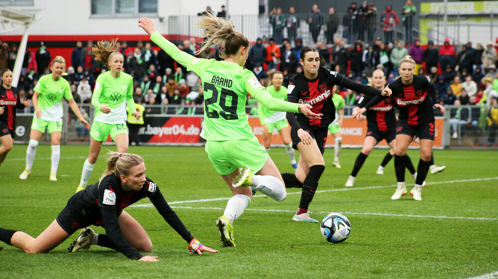 VfL-Wolfsburg-Spielerin Brand schießt den Ball im Spiel gegen Bayer 04 Leverkusen.