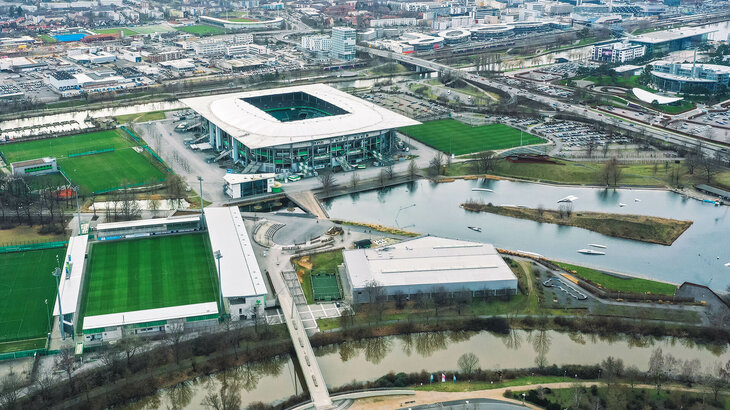 Der Allerpark mit den Stadien des VfL Wolfsburg aus der Vogelperspektive. 