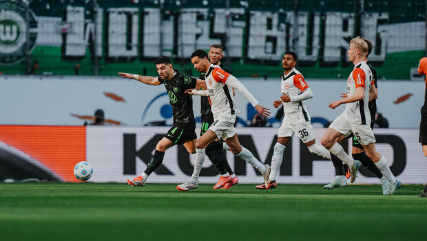 VfL-Wolfsburg-Spieler Konstantinos Koulierakis im Zweikampf mit einem Gegenspieler.