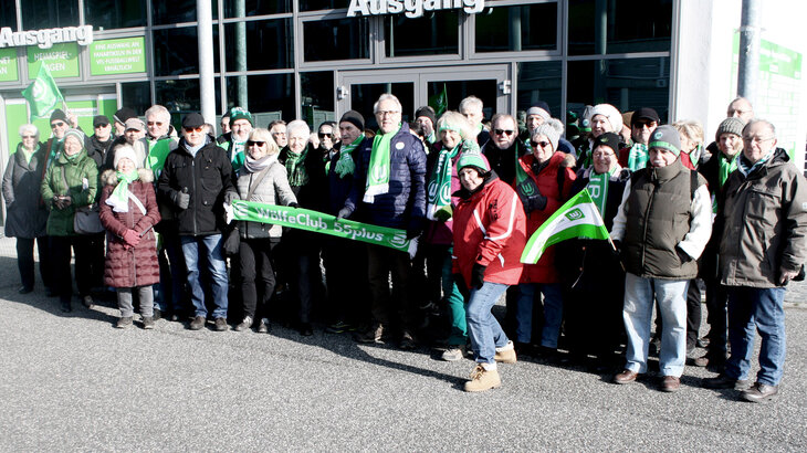 Gruppenbild des WölfeClubs vor dem Stadion.