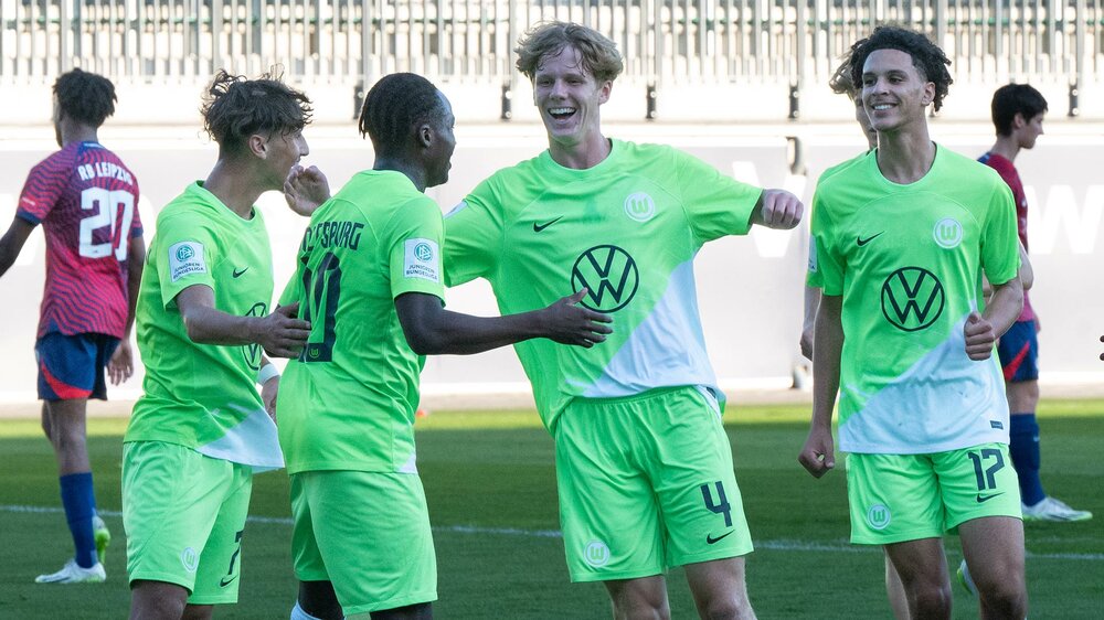 U17-Spieler des VfL Wolfsburg jubelt nach einem Treffer gegen den Gegner RB Leipzig in der B-Junioren Bundesliga.