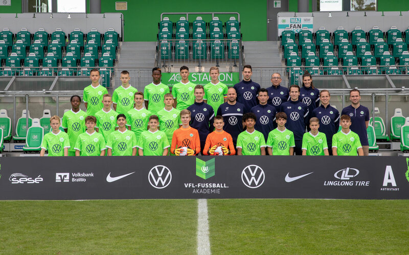 Die U15 Junioren des VfL Wolfsburg stellen sich für ein Mannschaftsfoto auf.