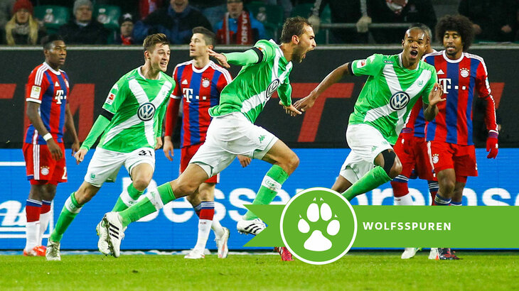 Ehemaliger VfL Wolfsburg Spieler Bas Dost läuft über das Spielfeld und freut sich lautstark.