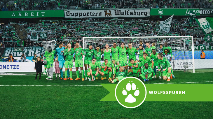 Ein Mannschaftsfoto der VfL Wolfsburg Männer vor dem Tor.