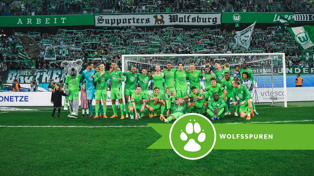 Ein Mannschaftsfoto der VfL Wolfsburg Männer vor dem Tor.