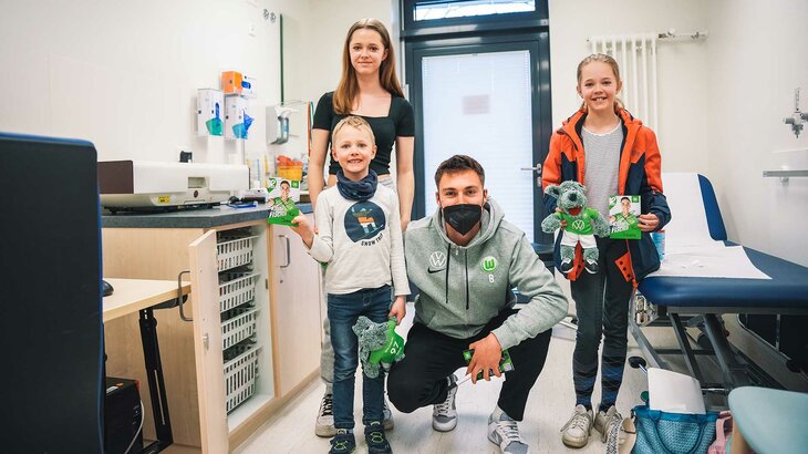 VfL-Wolfsburg-Spieler Kilian Fischer zu Besuch im Krankenhaus an Ostern.