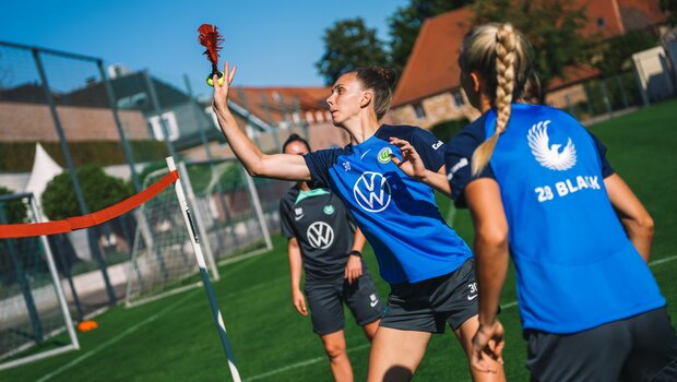Anneke Borbe vom VfL Wolfsburg führt vor einem Netz einen Wurf mit dem Handfederball aus. 