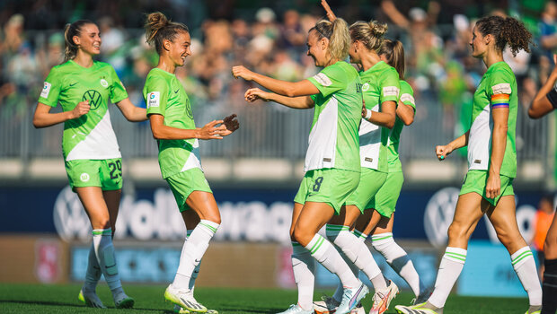Felicitas Rauch und Lena Lattwein vom VfL Wolfsburg laufen sich vor lauter Freude in die Arme.