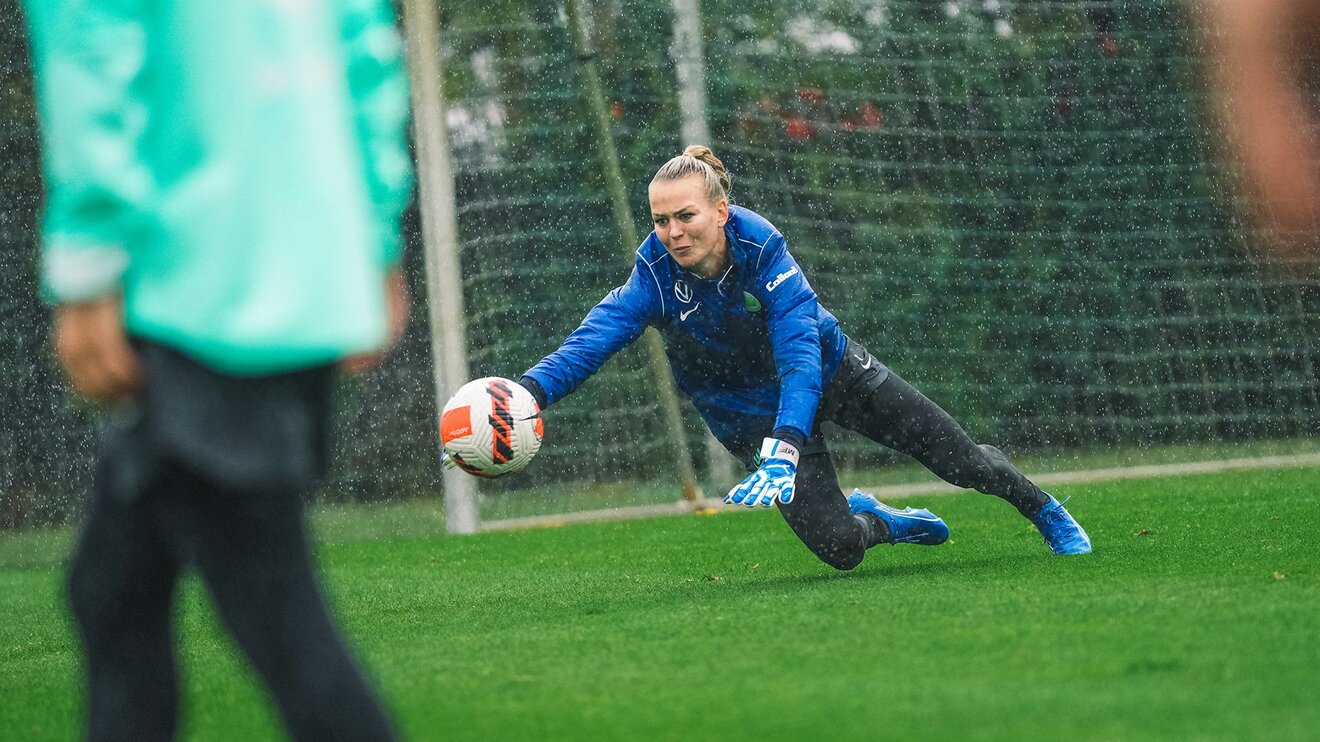 VfL-Keeperin Merle Frohms pariert im Trainingsspiel.