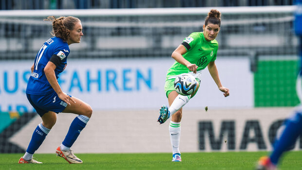 Die VfL-Wolfsburg-Spielerin Dominique Janssen spielt den Ball.