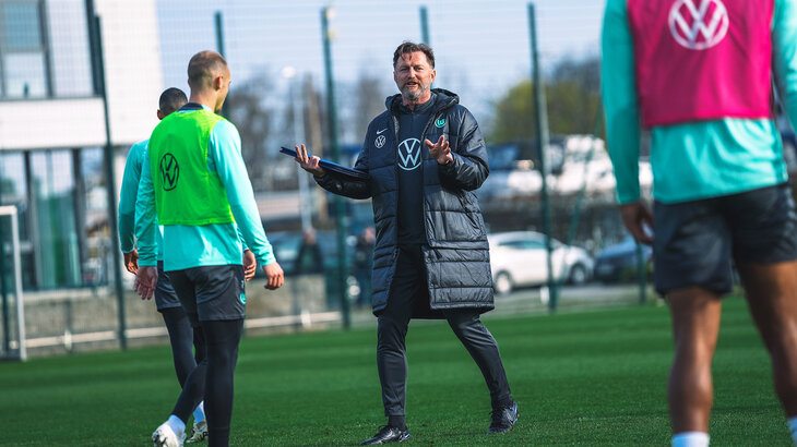 Der Trainer vom VfL Wolfsburg gibt den Spielern Anweisungen.