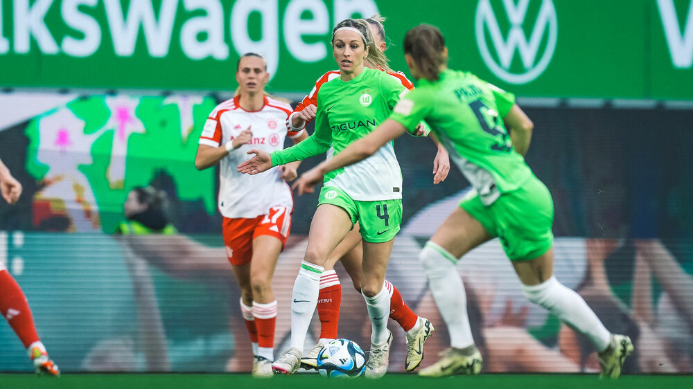 VfL-Wolfsburg-Spielerin Kathrin Hendrich läuft mit dem Ball in Richtung des gegnerischen Tors.