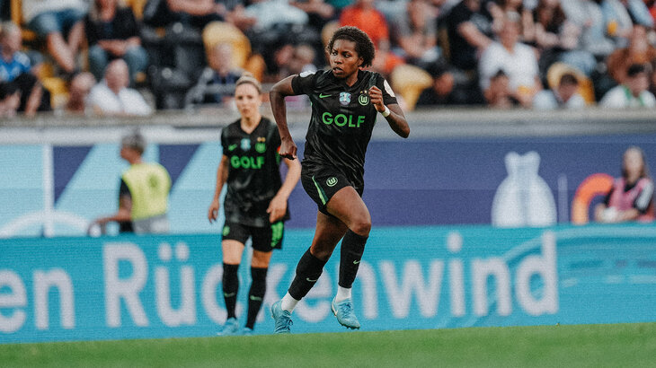VfL-Wolfsburg-Spielerin Lineth Beerensteyn läuft bei einem Spiel zum Ball. 