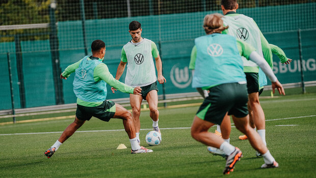 Der VfL-Wolfsburg-Spieler Konstantinos Koulierakis spielt den Ball.