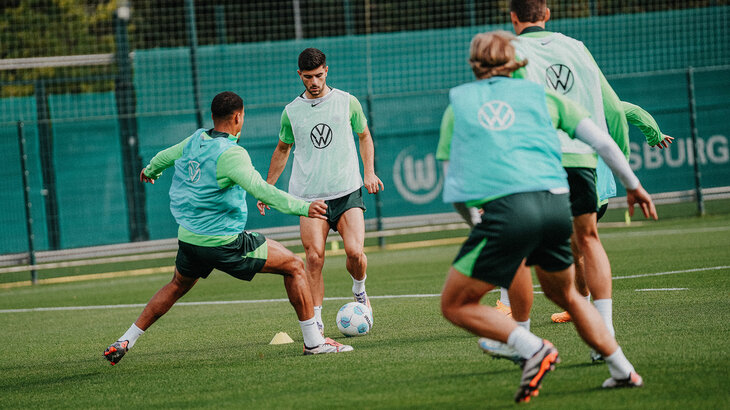 Der VfL-Wolfsburg-Spieler Konstantinos Koulierakis spielt den Ball.