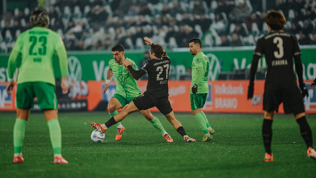 Der VfL-Wolfsburg-Spieler Konstantinos Koulierakis im Zweikampf um den Ball.