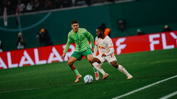 Der VfL-Wolfsburg-Spieler Joakim Maehle im Zweikampf um den Ball.