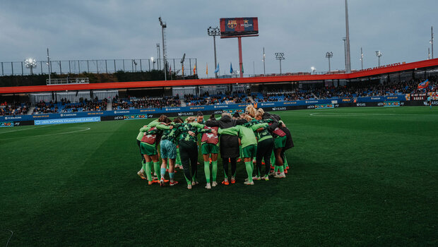 Die Spielerinnen vom VfL Wolfsburg machen einen Kreis.