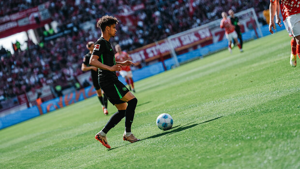 Der VfL-Wolfsburg-Spieler Kevin Paredes läuft mit dem Ball.