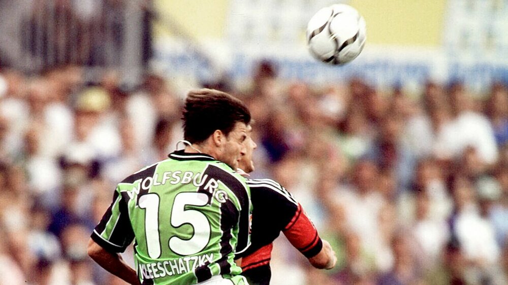 VfL Wolfsburg-Spieler Peter Kleeschätzky im Kopfballduell gegen einen Spieler des FC Bayern.