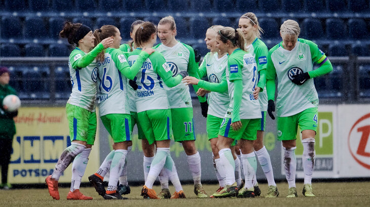 The Lady-Wolves celebrate the 1-0 win away to Turbine Potsdam. 
