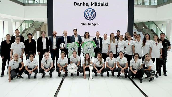 Ein Gruppenbild der Frauen mit VW. 