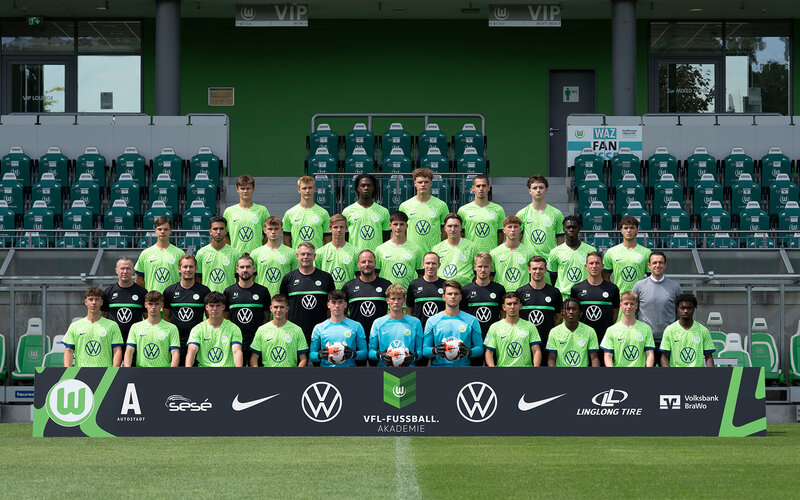 Die U 19 Mannschaft des VfL Wolfsburg beim offiziellen Mannschaftsfoto.