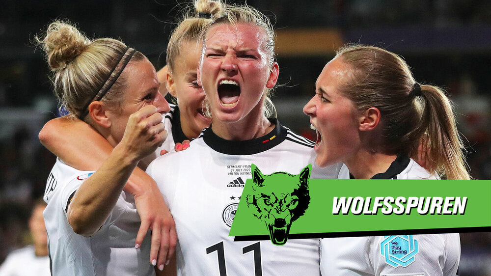 Die VfL-Wolfsburg-Spielerinnen Svenja Huth und Alex Popp jubeln zusammen im Trikot der Nationalmannschaft.