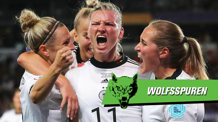 Die VfL-Wolfsburg-Spielerinnen Svenja Huth und Alex Popp jubeln zusammen im Trikot der Nationalmannschaft.