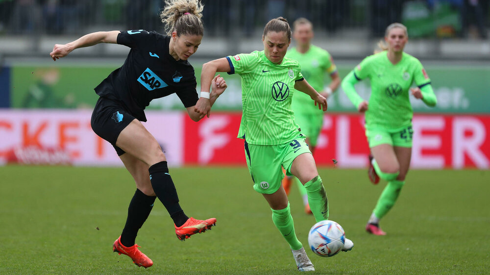 Die VfL Wolfsburg-Spielerin Ewa Pajor Zweikampf um den Ball.