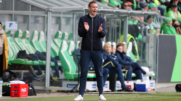 Tommy Stroot, Cheftrainer des Frauen-Teams vom VfL Wolfsburg, feuert sein Team vom Spielfeldrand an und klatscht dabei in die Hände.