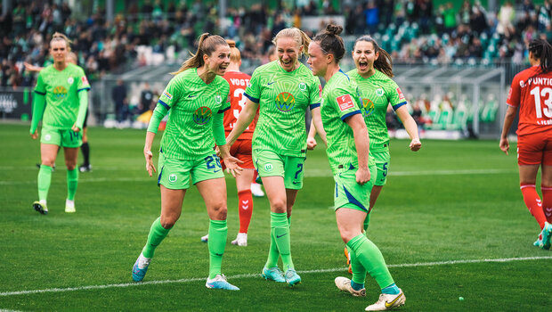 Die VfL Wolfsburg Spielerinnen bejubeln einen Treffer im Spiel gegen Köln.