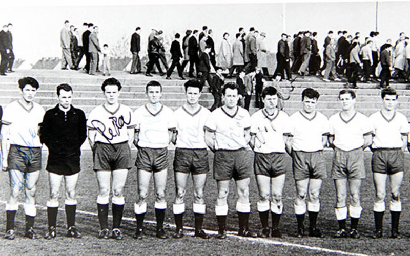 Historisches Bild einer alten VfL Wolfsburg Mannschaft in schwarz-weiß.