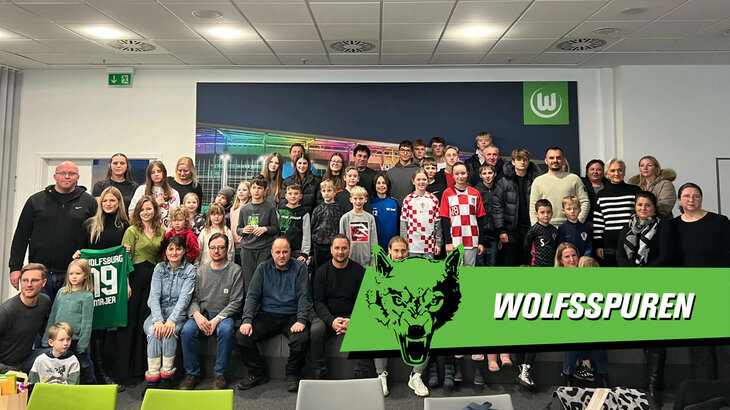 Eine VfL-Wolfsburg-Grafik mit dem Gruppenbild der Kinder bei der Kinder-Pressekonferenz mit Lovro Majer.